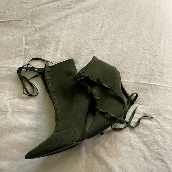 Cape Robbin - Picture 2 of 3